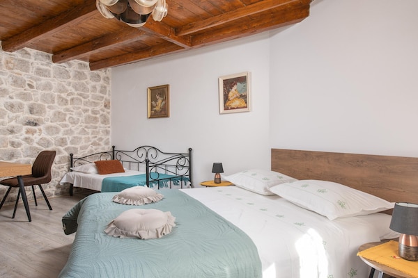Foto van Villa met zeezicht in Jesenice en jacuzzi - Vakantiehuis in Jesenice - BedRoom