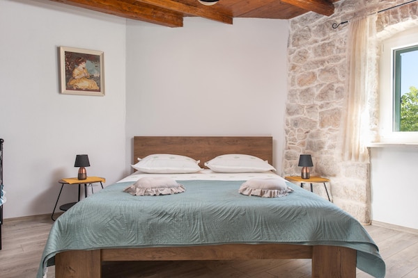 Foto van Villa met zeezicht in Jesenice en jacuzzi - Vakantiehuis in Jesenice - BedRoom