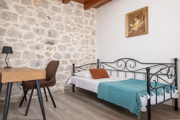 Foto van Villa met zeezicht in Jesenice en jacuzzi - Vakantiehuis in Jesenice - BedRoom
