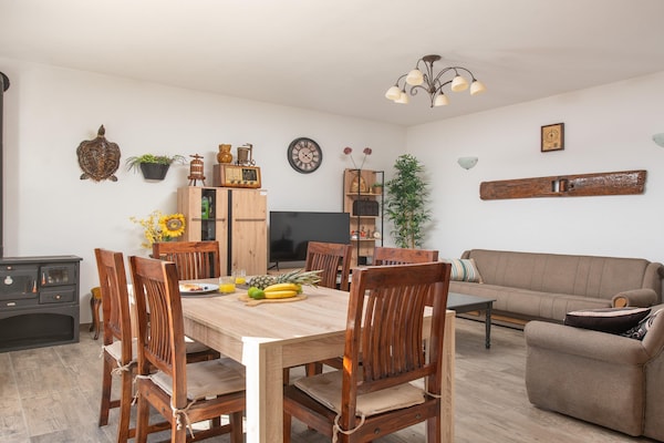 Foto van Villa met zeezicht in Jesenice en jacuzzi - Vakantiehuis in Jesenice - LivingRoom
