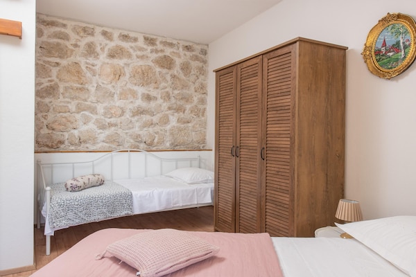Foto van Villa met zeezicht in Jesenice en jacuzzi - Vakantiehuis in Jesenice - BedRoom