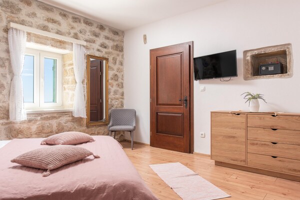Foto van Villa met zeezicht in Jesenice en jacuzzi - Vakantiehuis in Jesenice - BedRoom