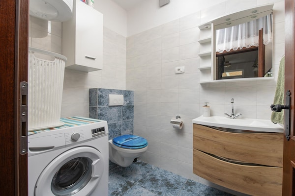 Foto van Villa met zeezicht in Jesenice en jacuzzi - Vakantiehuis in Jesenice - BathRoom