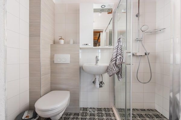 Foto van Villa met zeezicht in Jesenice en jacuzzi - Vakantiehuis in Jesenice - BathRoom