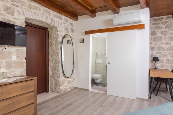 Foto van Villa met zeezicht in Jesenice en jacuzzi - Vakantiehuis in Jesenice - BathRoom
