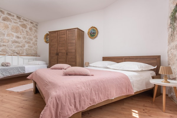 Foto van Villa met zeezicht in Jesenice en jacuzzi - Vakantiehuis in Jesenice - BedRoom