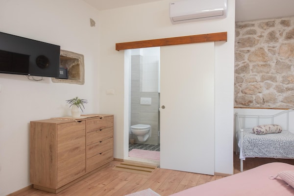 Foto van Villa met zeezicht in Jesenice en jacuzzi - Vakantiehuis in Jesenice - BathRoom