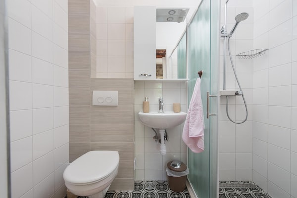 Foto van Villa met zeezicht in Jesenice en jacuzzi - Vakantiehuis in Jesenice - BathRoom