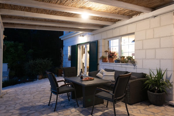 Foto van Villa met zeezicht in Jesenice en jacuzzi - Vakantiehuis in Jesenice - TerraceBalcony