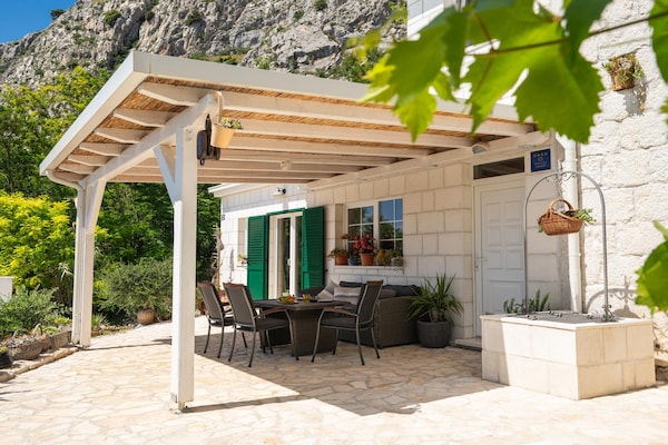Foto van Villa met zeezicht in Jesenice en jacuzzi - Vakantiehuis in Jesenice - TerraceBalcony