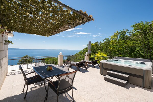 Foto van Villa met zeezicht in Jesenice en jacuzzi - Vakantiehuis in Jesenice - TerraceBalcony