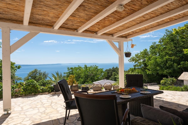 Foto van Villa met zeezicht in Jesenice en jacuzzi - Vakantiehuis in Jesenice - TerraceBalcony