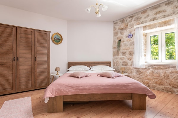 Foto van Villa met zeezicht in Jesenice en jacuzzi - Vakantiehuis in Jesenice - BedRoom