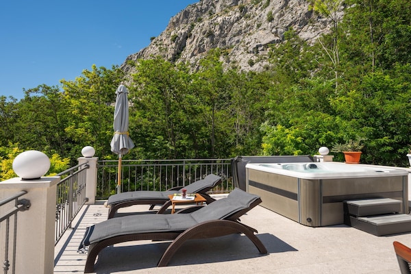 Foto van Villa met zeezicht in Jesenice en jacuzzi - Vakantiehuis in Jesenice - Wellness