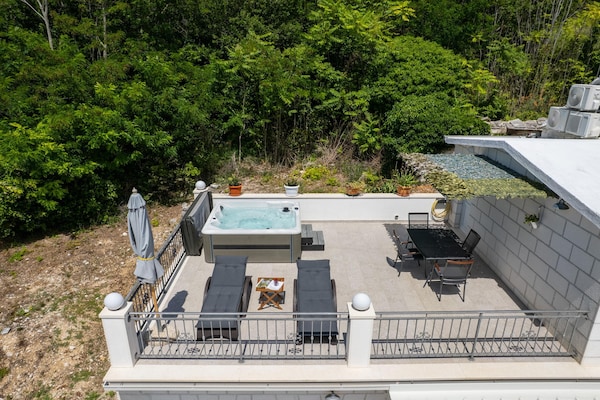 Foto van Villa met zeezicht in Jesenice en jacuzzi - Vakantiehuis in Jesenice - Wellness