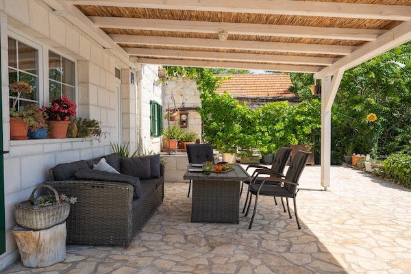 Foto van Villa met zeezicht in Jesenice en jacuzzi - Vakantiehuis in Jesenice - TerraceBalcony