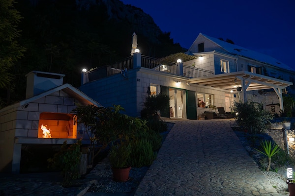 Foto van Villa met zeezicht in Jesenice en jacuzzi - Vakantiehuis in Jesenice - ExteriorSummer