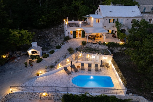 Foto van Villa met zeezicht in Jesenice en jacuzzi - Vakantiehuis in Jesenice - ExteriorSummer