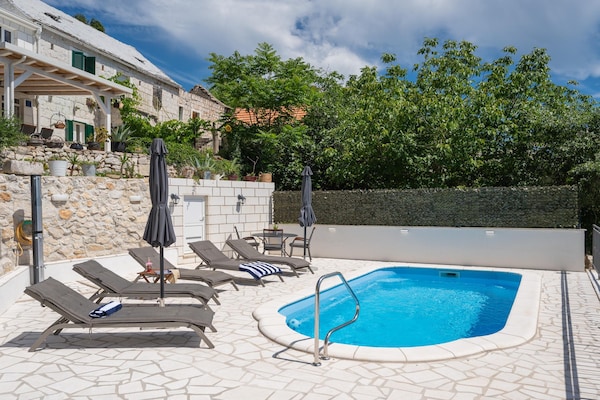 Foto van Villa met zeezicht in Jesenice en jacuzzi - Vakantiehuis in Jesenice - PoolOfHouse