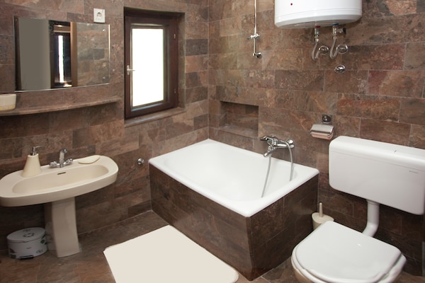 Foto van Vrijstaand vakantiehuis in Baska Voda met privézwembad - BathRoom