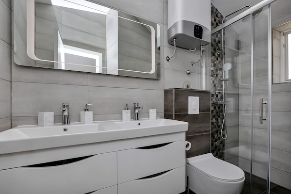 Foto van Prachtige villa met zwembad - Vakantiehuis in Drasnice - BathRoom