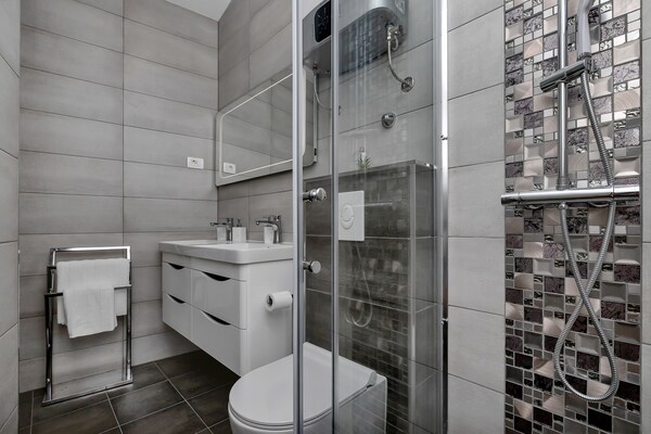Foto van Prachtige villa met zwembad - Vakantiehuis in Drasnice - BathRoom