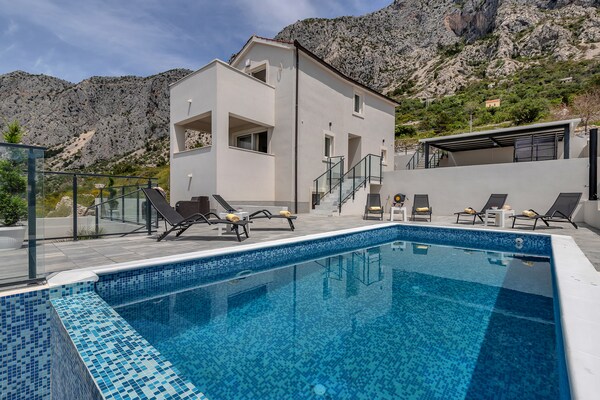 Foto van Prachtige villa met zwembad - Vakantiehuis in Drasnice - ExteriorSummer