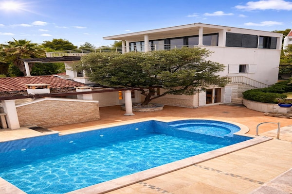 Foto van Luxe tuinvilla op 50 meter van het strand. - Vakantiehuis in Sutivan - PoolOfHouse