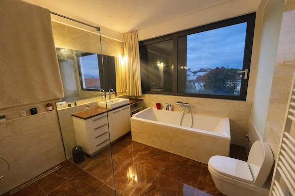 Foto van Luxe tuinvilla op 50 meter van het strand. - Vakantiehuis in Sutivan - BathRoom