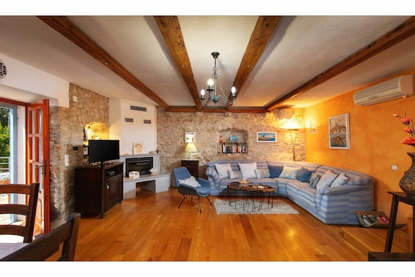 Foto van Schitterend vakantiehuis in Milna met zwembad - Vakantiehuis in Milna - LivingRoom