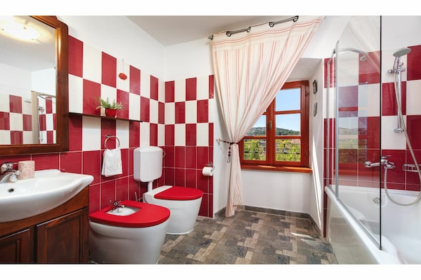 Foto van Schitterend vakantiehuis in Milna met zwembad - Vakantiehuis in Milna - BathRoom