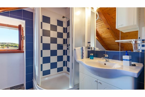 Foto van Schitterend vakantiehuis in Milna met zwembad - Vakantiehuis in Milna - BathRoom