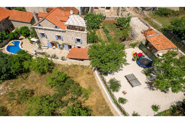 Foto van Schitterend vakantiehuis in Milna met zwembad - Vakantiehuis in Milna - ExteriorSummer