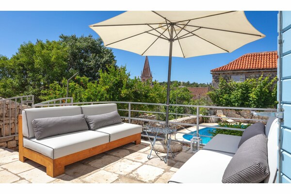 Foto van Schitterend vakantiehuis in Milna met zwembad - Vakantiehuis in Milna - TerraceBalcony