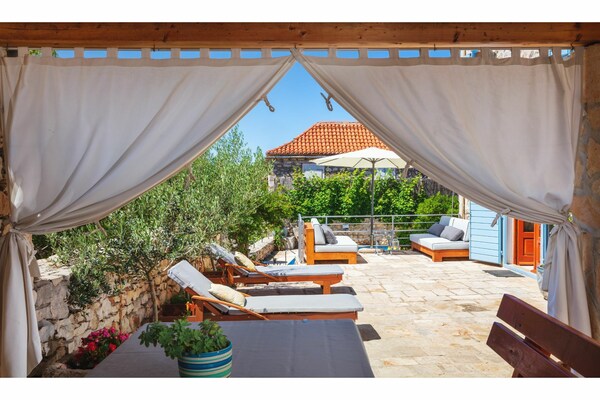 Foto van Schitterend vakantiehuis in Milna met zwembad - Vakantiehuis in Milna - TerraceBalcony