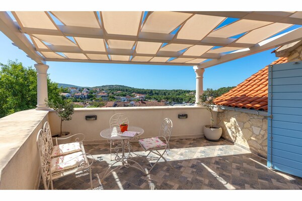 Foto van Schitterend vakantiehuis in Milna met zwembad - Vakantiehuis in Milna - TerraceBalcony