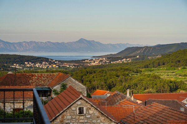Foto van Toevluchtsoord met zeezicht op het eiland Hvar - Vakantiehuis in Svirce - AreaSummer1KM