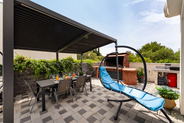 Foto van Apt met zwembad vlakbij het strand van Zaboric - Vakantiehuis in Žaborić - TerraceBalcony