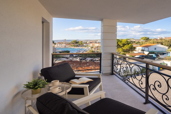 Foto van Luxe villa in Ražanj met verwarmd zwembad - Vakantiehuis in Ražanj - TerraceBalcony