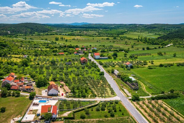Foto van Familieverblijf met zwembad en terras - Vakantiehuis in Žažvic - AreaSummer20KM