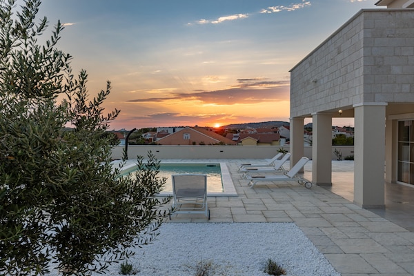 Foto van Villa Royal Stone met zwembad in Jezera - Vakantiehuis in Tisno - PoolOfHouse