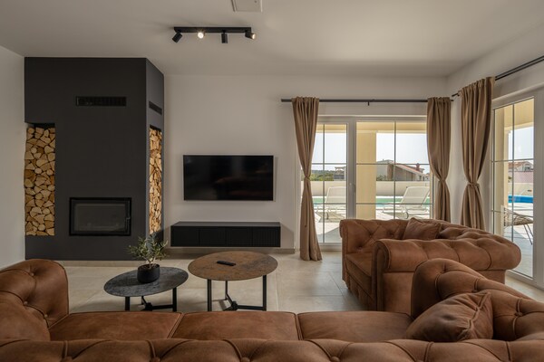 Foto van Villa Royal Stone met zwembad in Jezera - Vakantiehuis in Tisno - LivingRoom