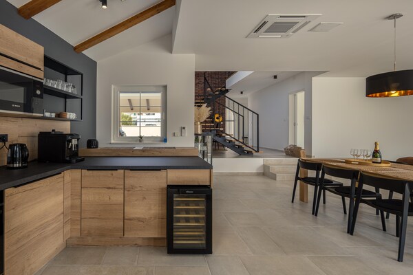 Foto van Villa Royal Stone met zwembad in Jezera - Vakantiehuis in Tisno - Kitchen