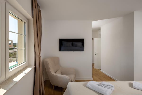 Foto van Villa Royal Stone met zwembad in Jezera - Vakantiehuis in Tisno - BedRoom