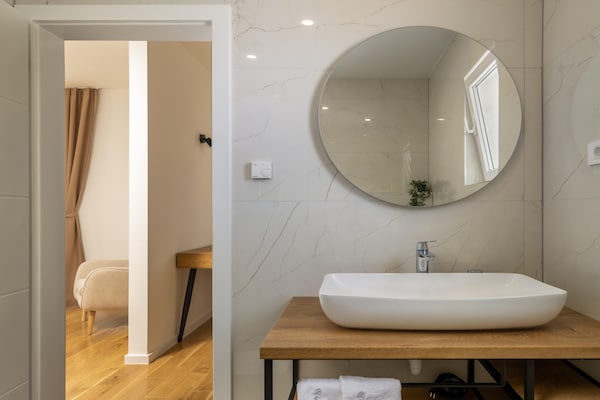 Foto van Villa Royal Stone met zwembad in Jezera - Vakantiehuis in Tisno - BathRoom