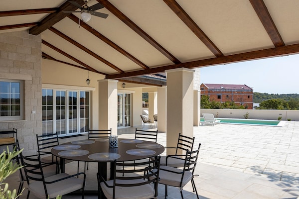 Foto van Villa Royal Stone met zwembad in Jezera - Vakantiehuis in Tisno - TerraceBalcony