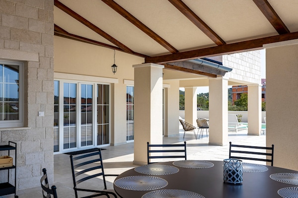 Foto van Villa Royal Stone met zwembad in Jezera - Vakantiehuis in Tisno - TerraceBalcony