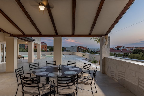 Foto van Villa Royal Stone met zwembad in Jezera - Vakantiehuis in Tisno - TerraceBalcony