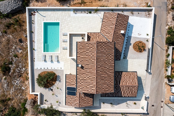 Foto van Villa Royal Stone met zwembad in Jezera - Vakantiehuis in Tisno - ViewSummer