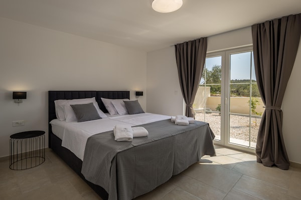 Foto van Villa Royal Stone met zwembad in Jezera - Vakantiehuis in Tisno - BedRoom